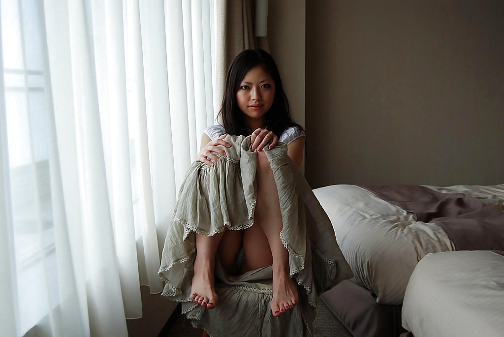 Asian teen Hinako Muroya undressing and exposing her goods in close up ポルノ写真 #426872570