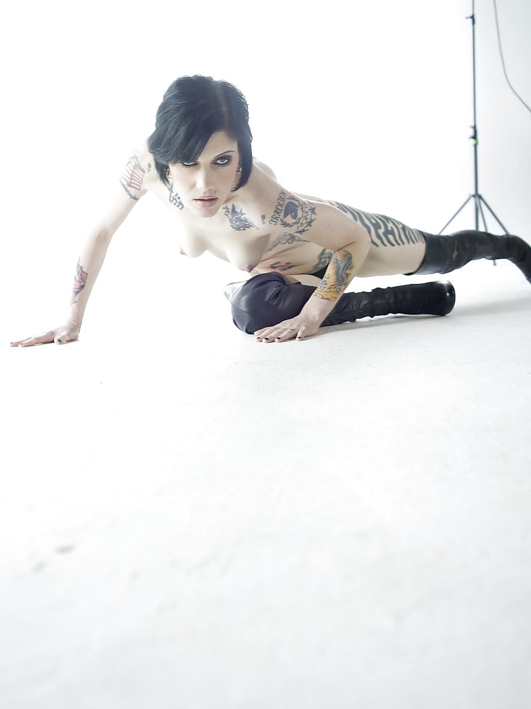 Hot babe in thigh boots showcasing her graceful tattooed curves ポルノ写真 #428120125