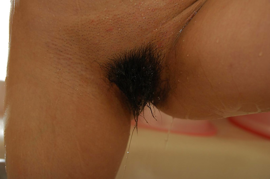 Asian teen with sexy fanny taking shower and teasing her hairy gash 色情照片 #425433102