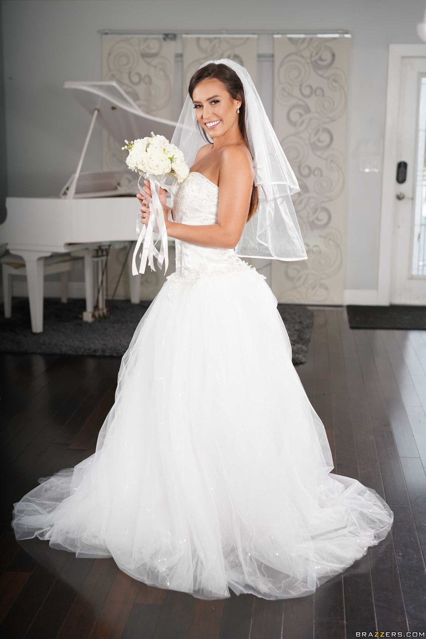 Beautiful bride Kelsi Monroe doffs her wedding dress to show her slender body foto porno #424216946