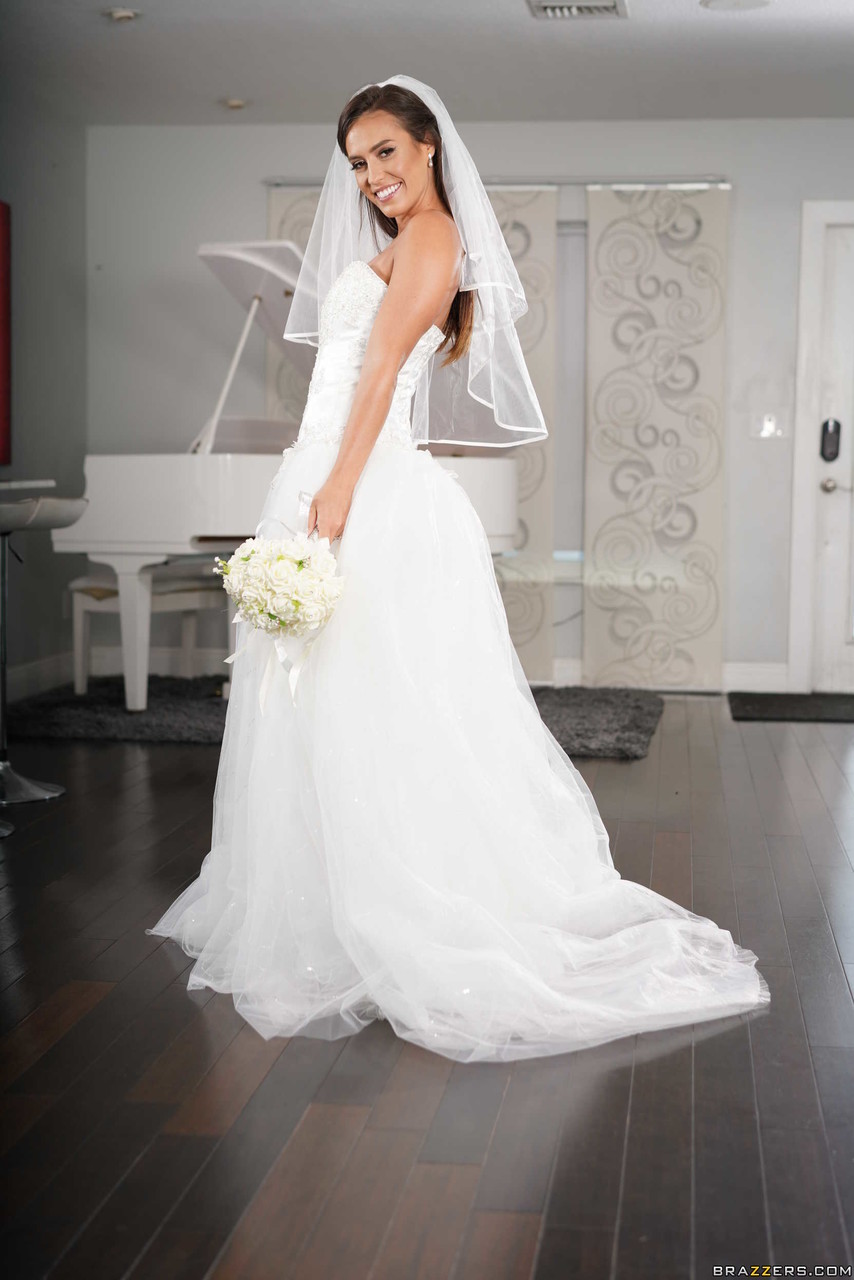 Beautiful bride Kelsi Monroe doffs her wedding dress to show her slender body porno fotoğrafı #424216948