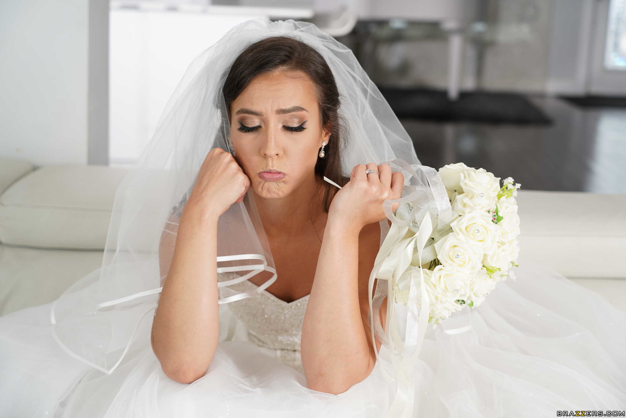 Beautiful bride Kelsi Monroe doffs her wedding dress to show her slender body foto porno #424216973