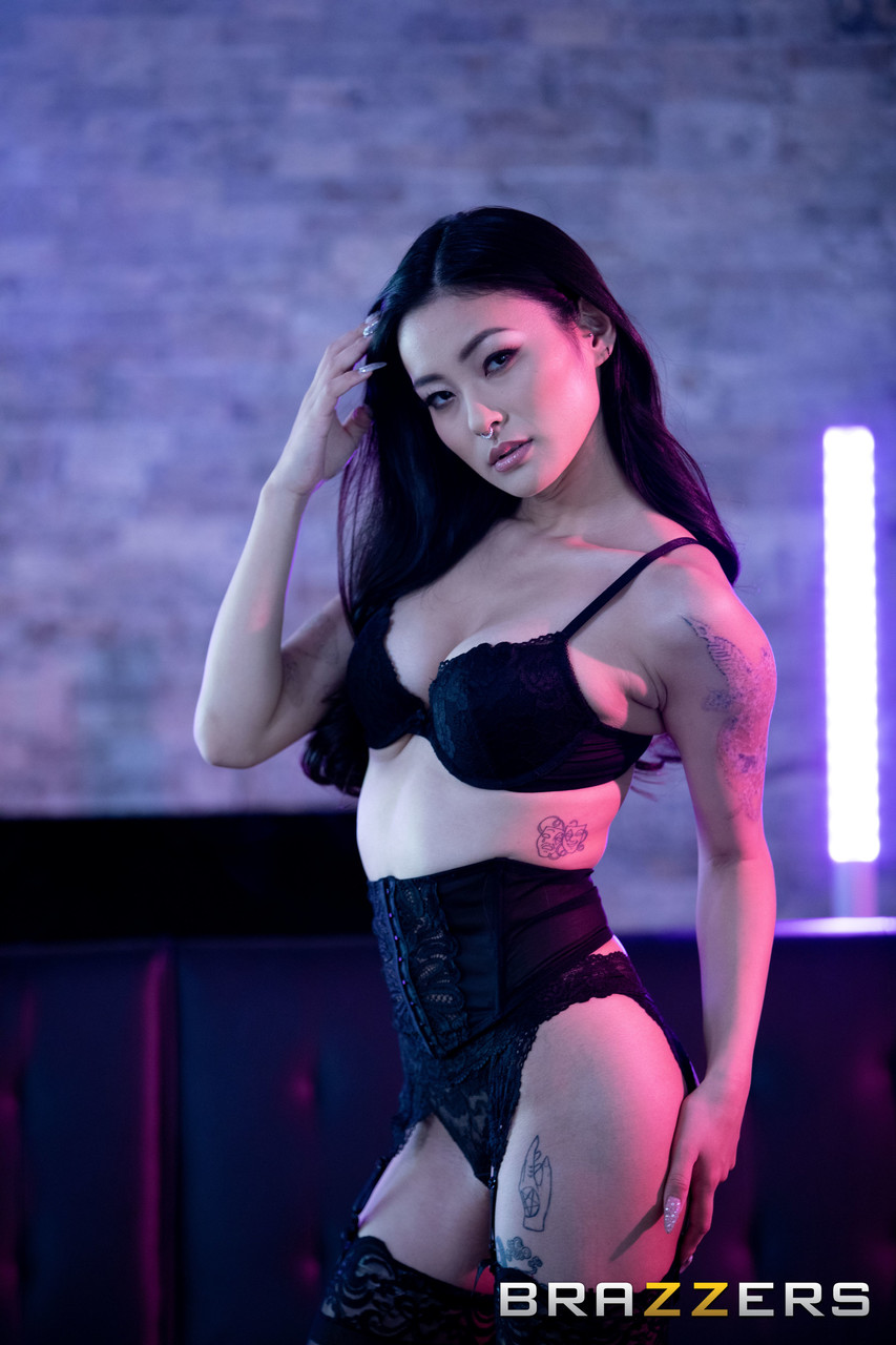 Sexy Asian babe in lingerie getting demolished by Manuel Ferrara foto porno #424627820