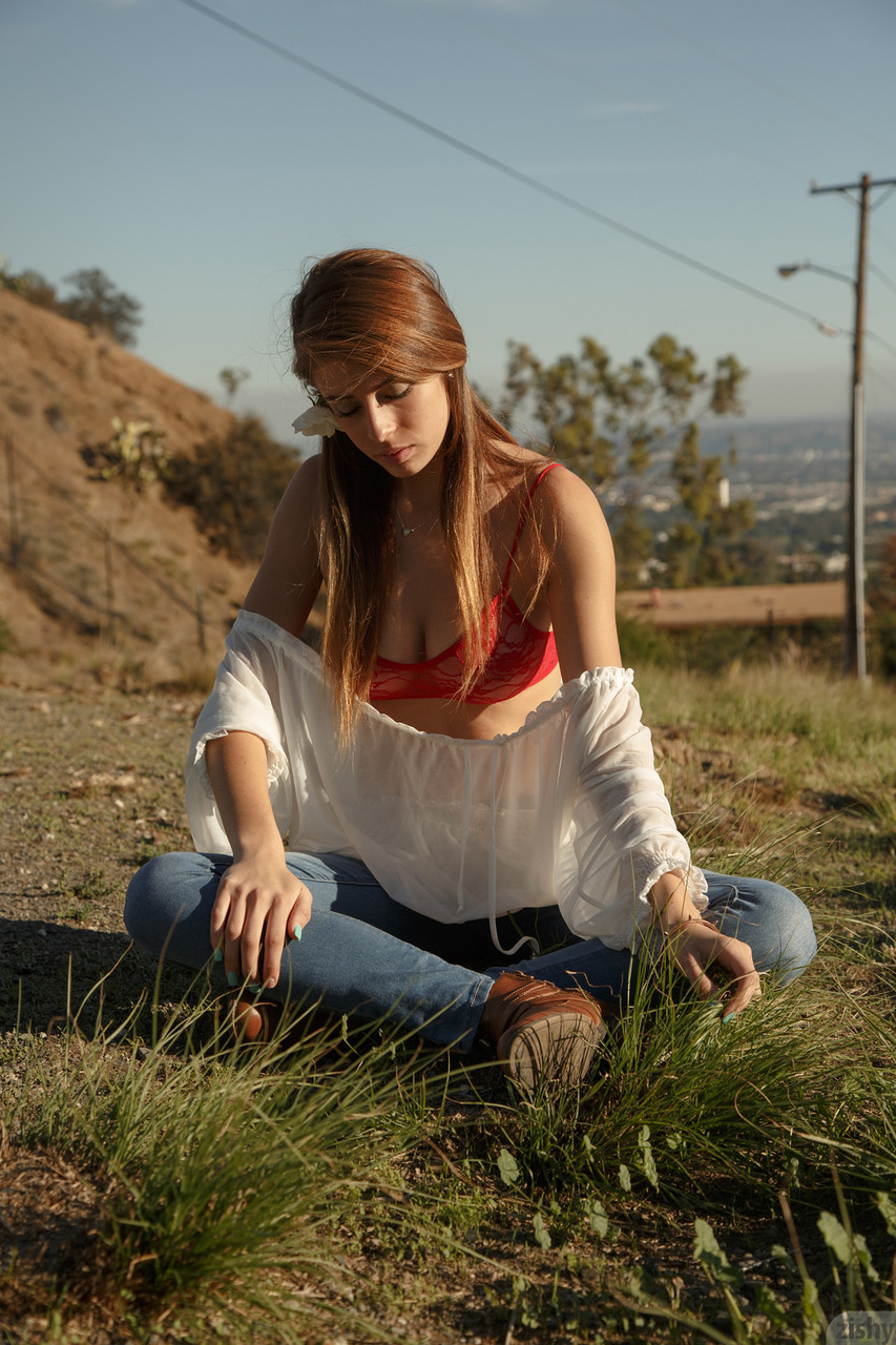 Alluring teen in jeans Gracie Thibble flashes her juicy natural tits outdoors 포르노 사진 #428353023