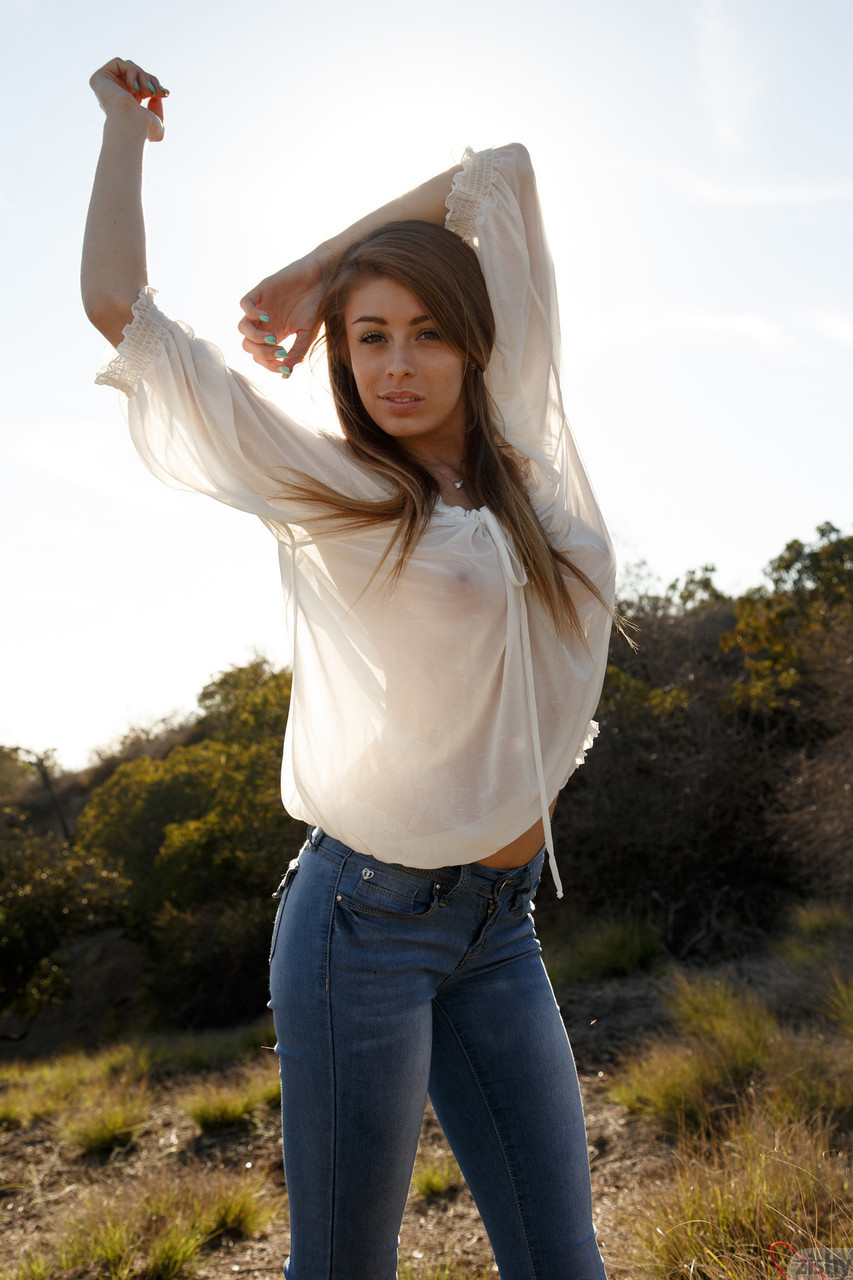Alluring teen in jeans Gracie Thibble flashes her juicy natural tits outdoors 포르노 사진 #428353026