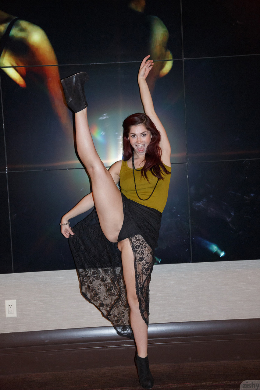 Redheaded babe Jazz Reilly gives an upskirt while showing her flexible body foto pornográfica #427188406