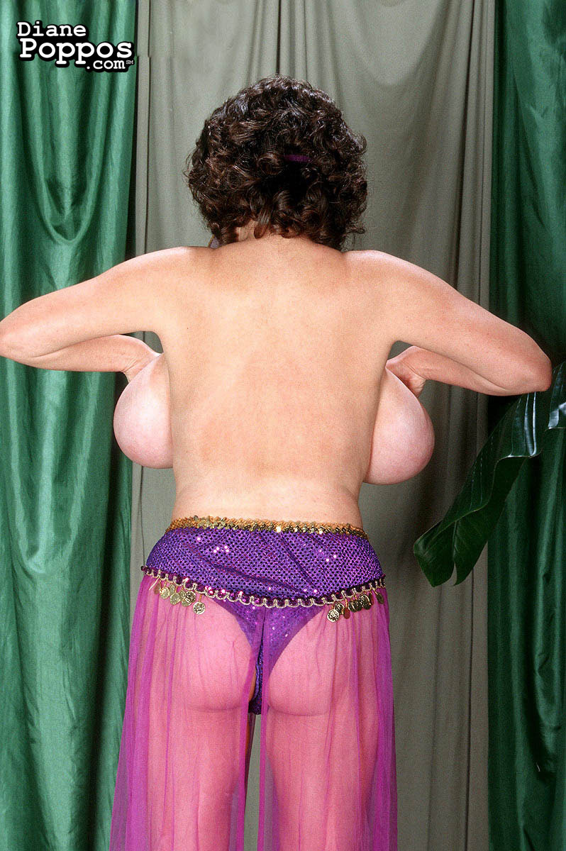 Mature belly dancer Diane Poppos reveals her massive juggs in a solo foto porno #423048046