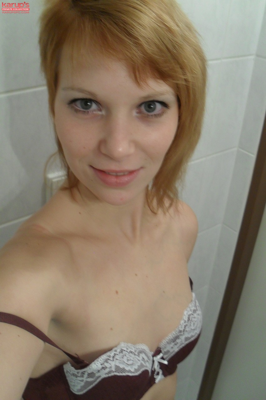 Amateur teen Electra Angel takes a photo of her body while showering herself foto porno #428031646
