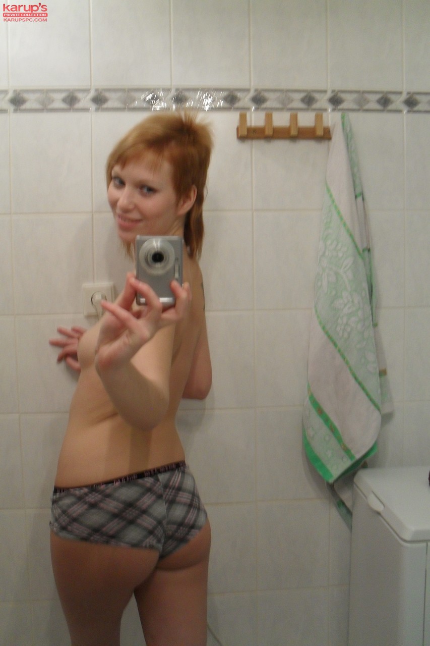 Amateur teen Electra Angel takes a photo of her body while showering herself foto porno #428031836