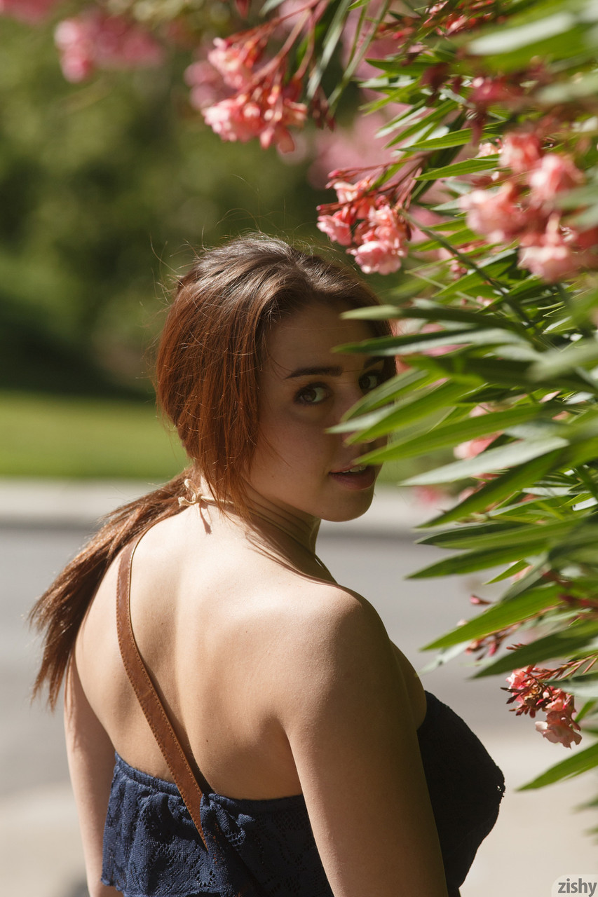 Teen girlfriend Lanie Morgan reveals big natural tits & ass in the park foto porno #424607030