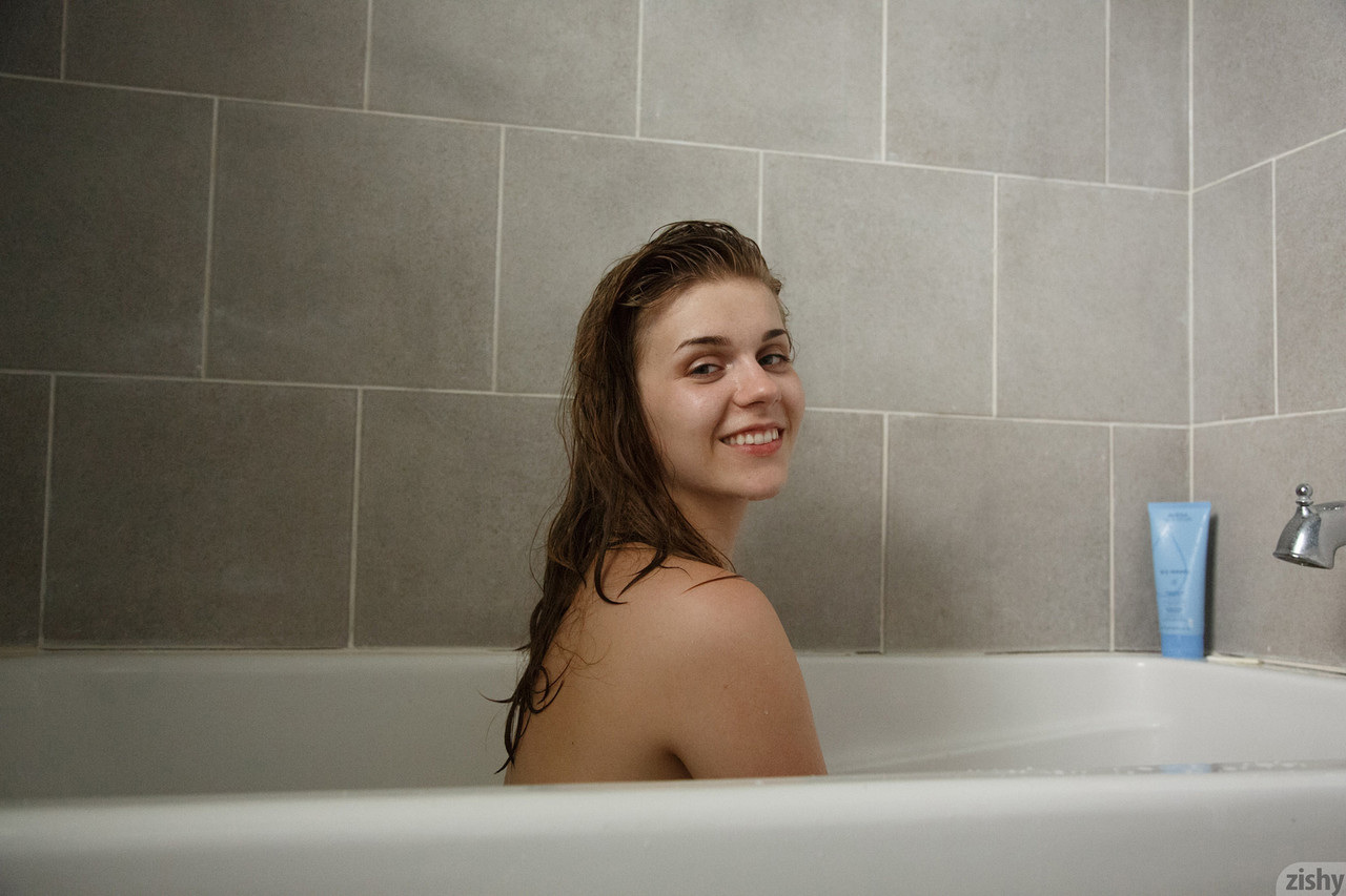 Big boobed brunette teen Natalie Austin takes a bath after eating pizza foto pornográfica #426697654