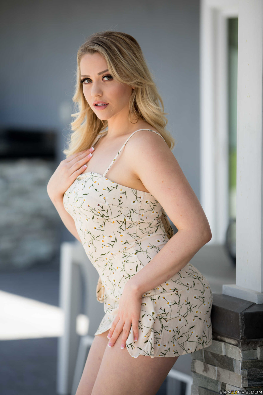 Beautiful babe Mia Malkova flaunts her small boobs and perfect bubble ass Porno-Foto #424095235