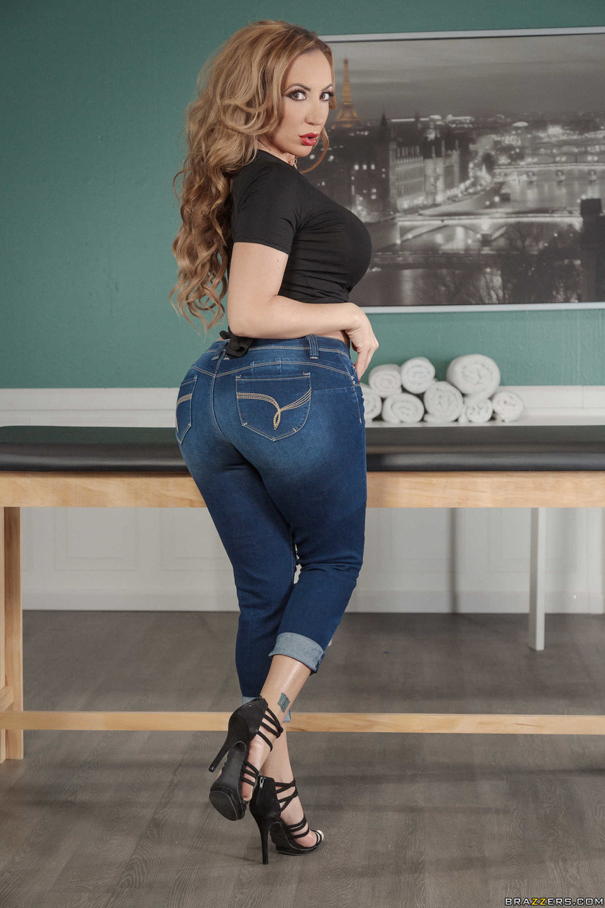 Curvy MILF Richelle Ryan slowly reveals her tremendous boobs & poses in heels foto porno #428531491
