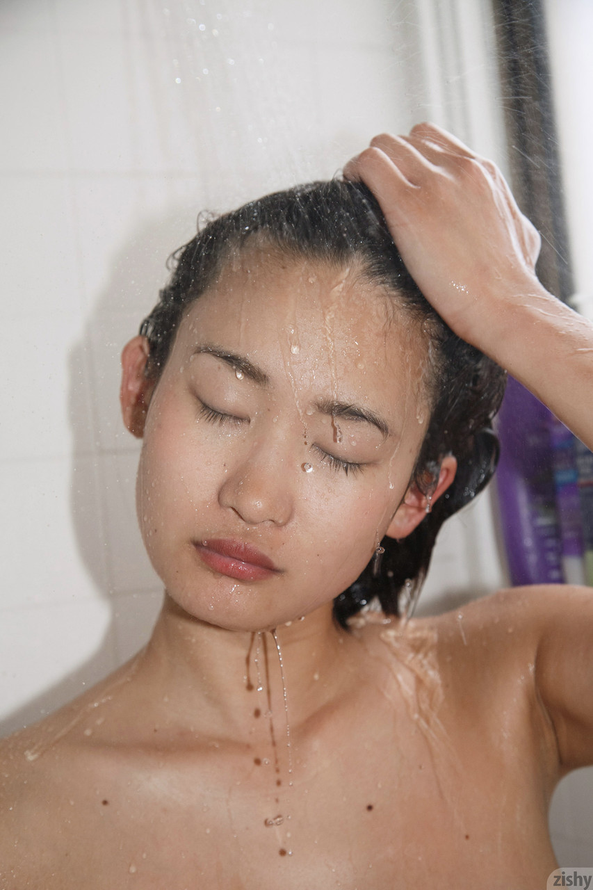 Pretty Japanese teen Saki Kishima flaunts her petite figure in the shower porno fotky #423934634