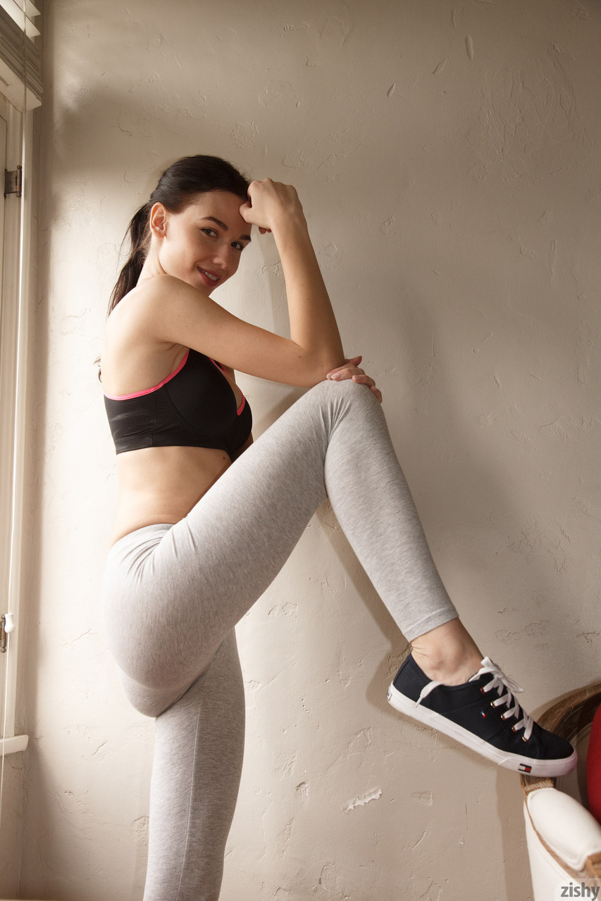 Euro teen Yana Kushnir displays her sexy body while stretching in sportswear foto pornográfica #424690390