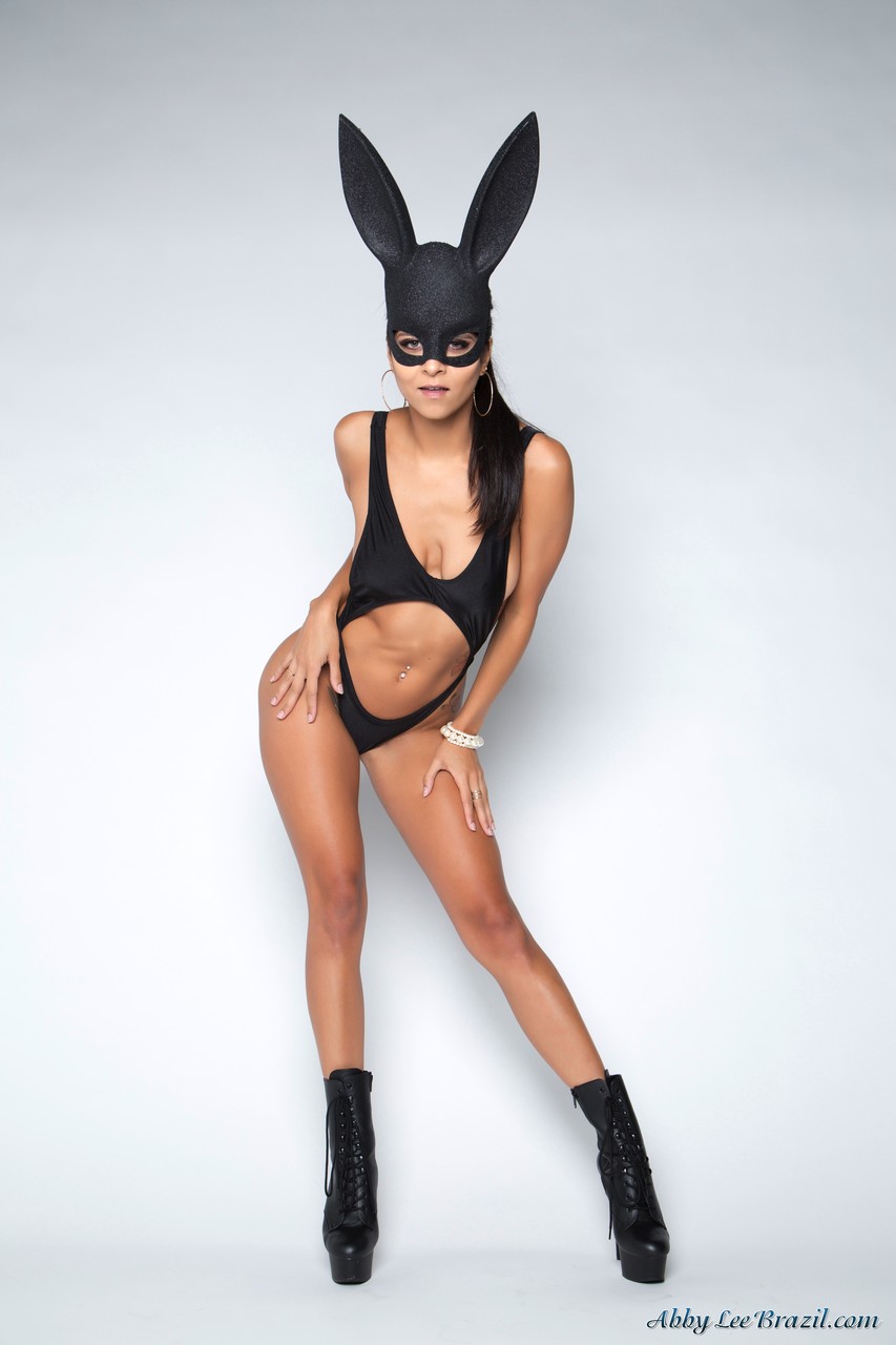 Attractive bunny Abby Lee Brazil strips and exposes her incredibly sexy body porno fotoğrafı #427125828