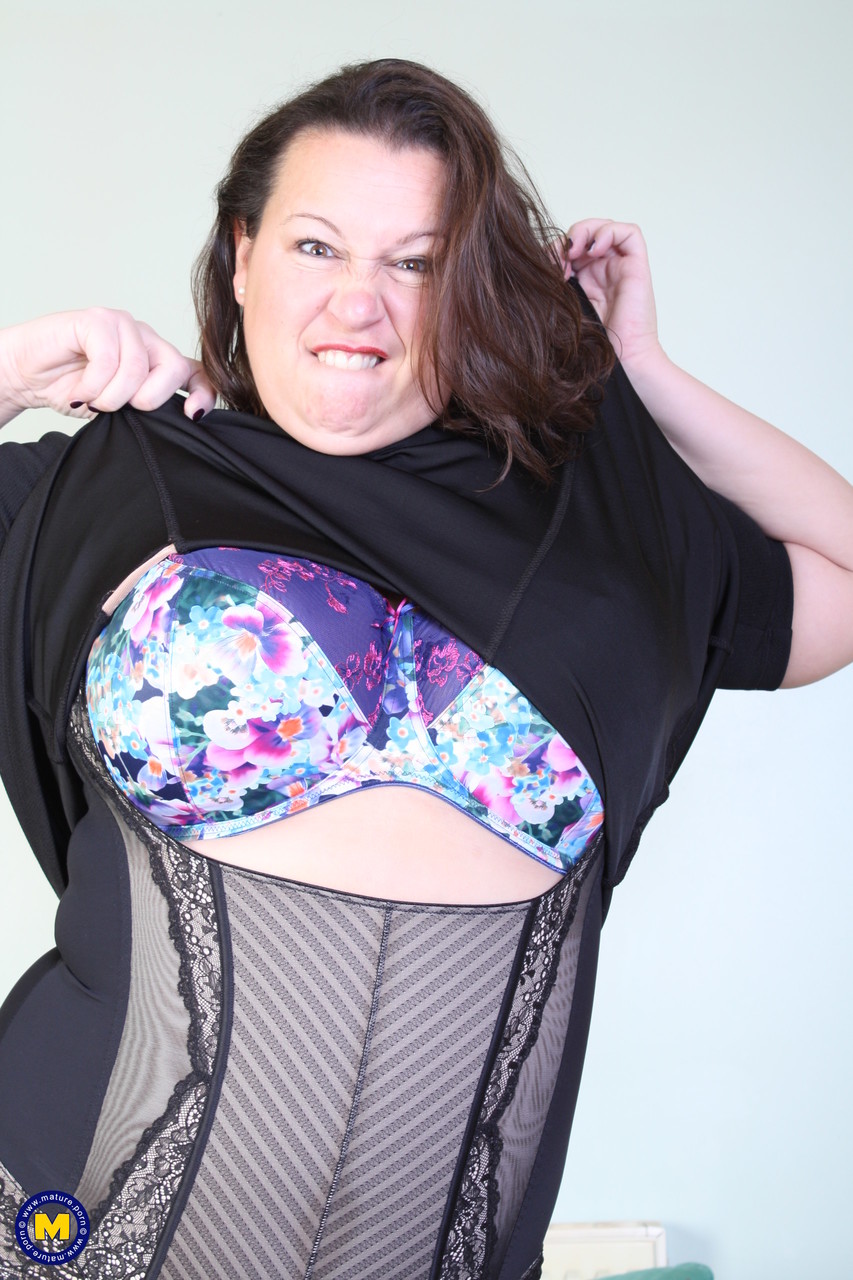 Brunette mom Eva Jayne removes her black dress and flaunts her curves foto porno #424543985