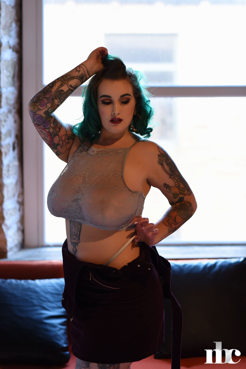 Chubby babe with green hair Galda Lou displays her huge boobs and fat ass foto porno #423767310
