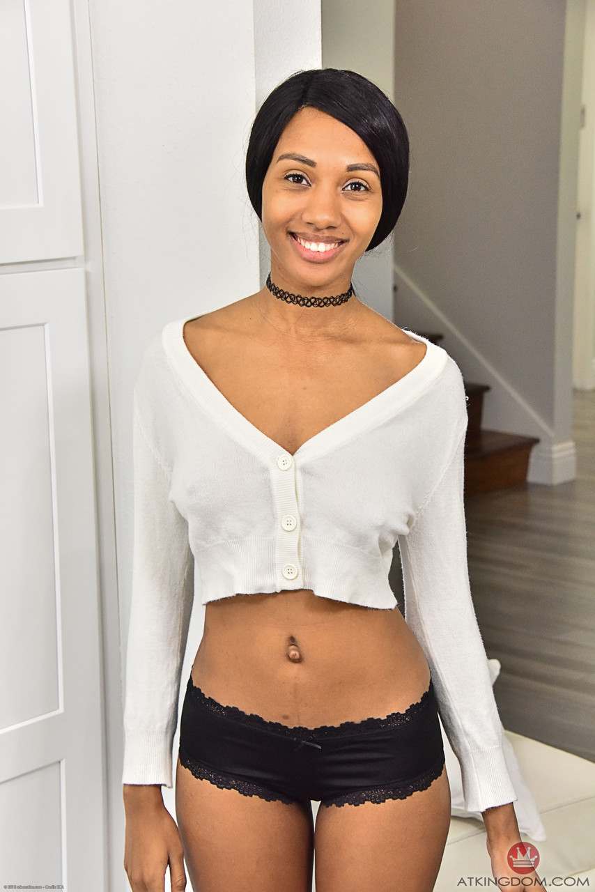 Petite ebony Alexis Avery exposes her naturals and brown nips in a solo foto porno #424334075