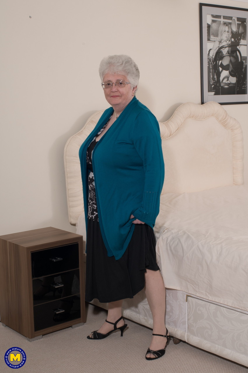 Kinky granny Caroline V fondles her big breasts & toys her fat pussy on a bed porno fotoğrafı #423895331