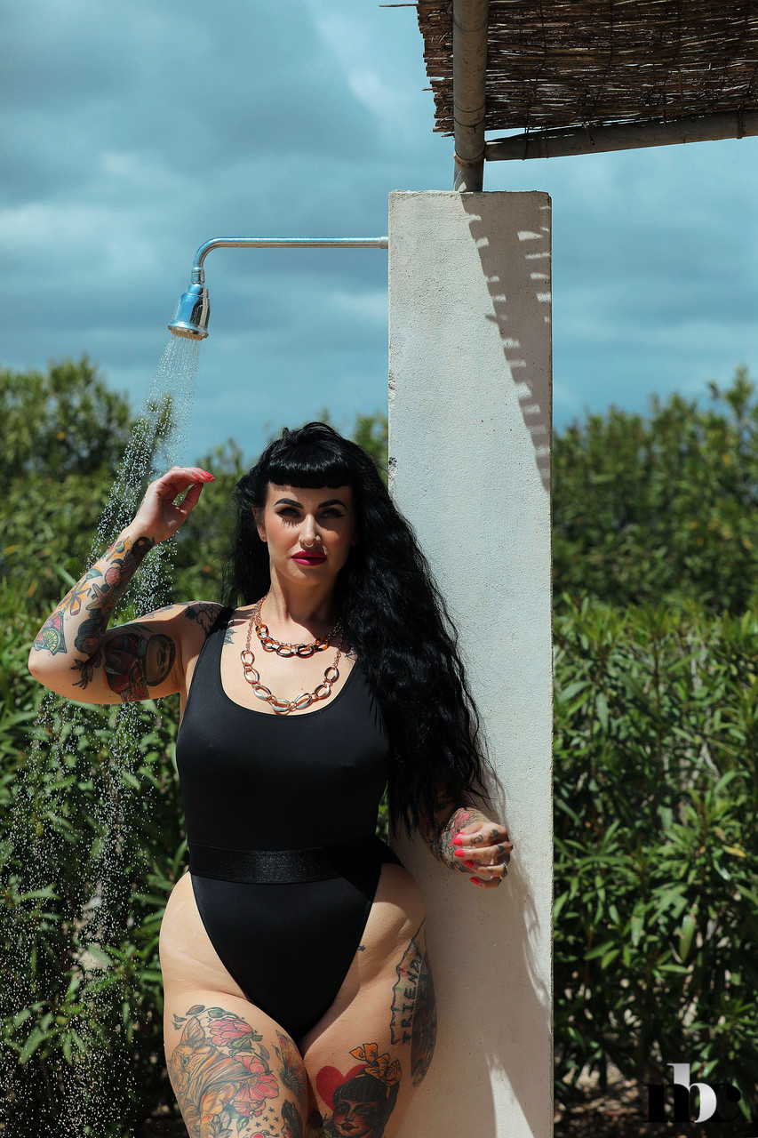 Chubby tattooed babe Cherrie Pie strips swimsuit while taking shower outside foto pornográfica #428423401 | Nothing But Curves Pics, Cherrie Pie, BBW, pornografia móvel