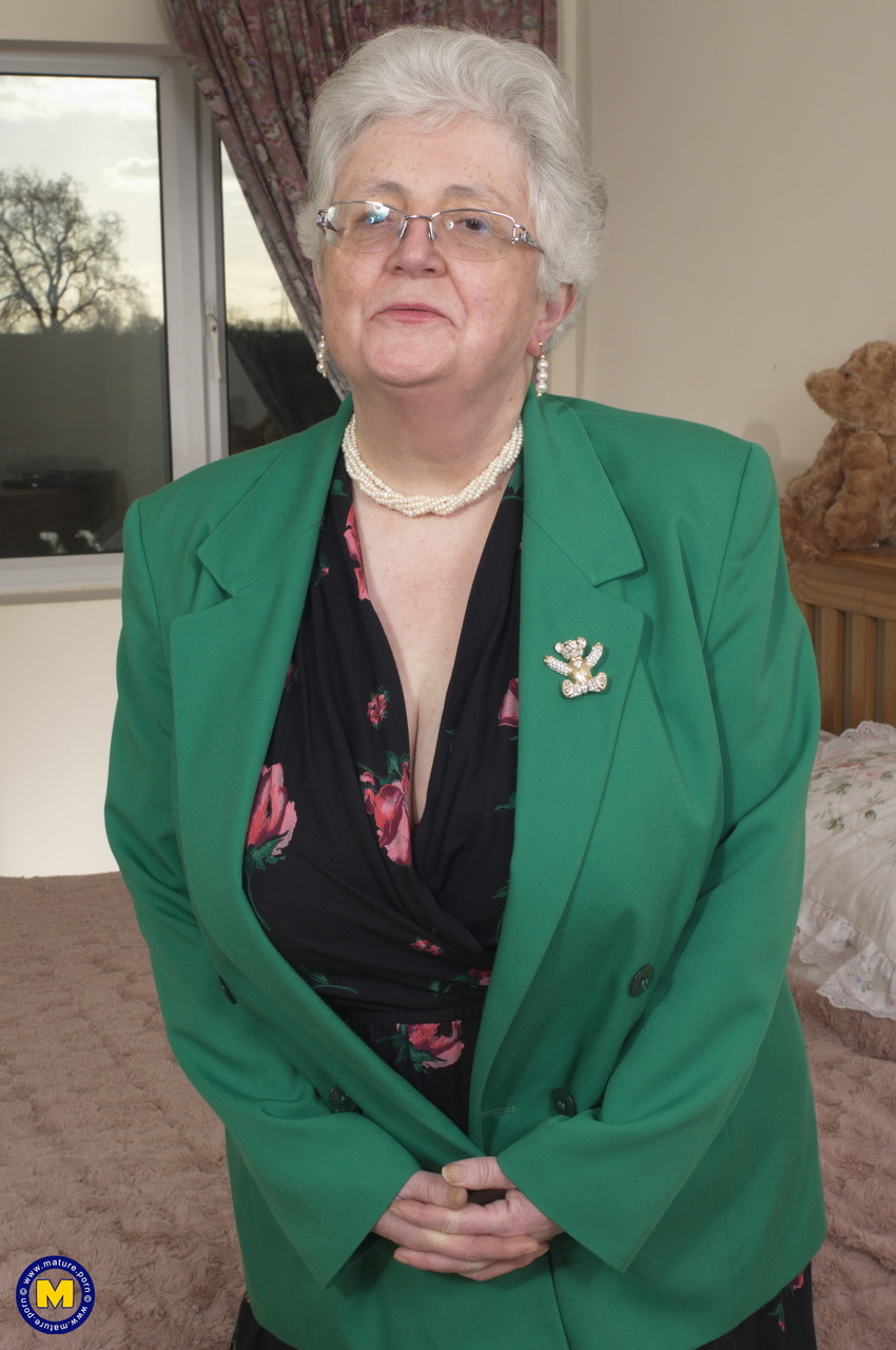 BBW granny with glasses Caroline V strips to her lingerie & masturbates porno fotky #423914442