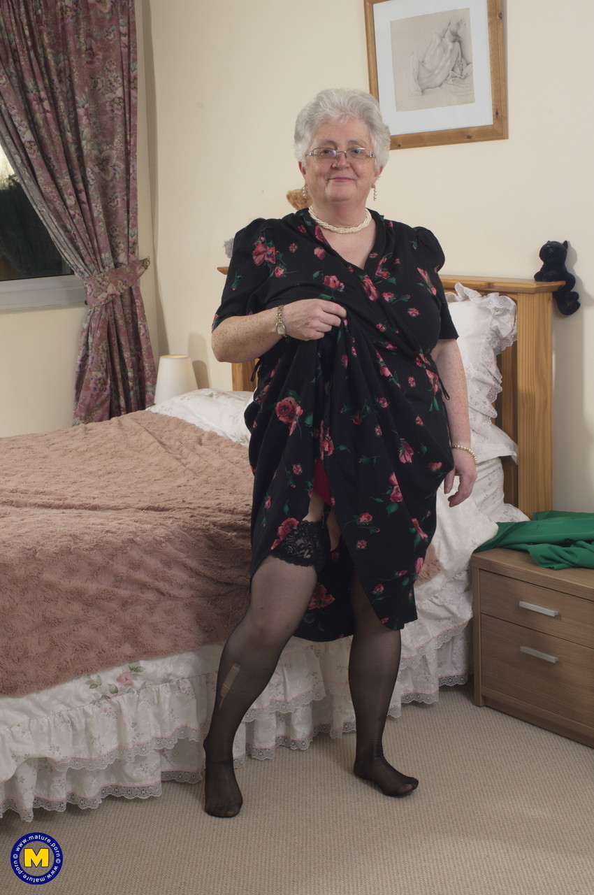 BBW granny with glasses Caroline V strips to her lingerie & masturbates foto porno #423914464