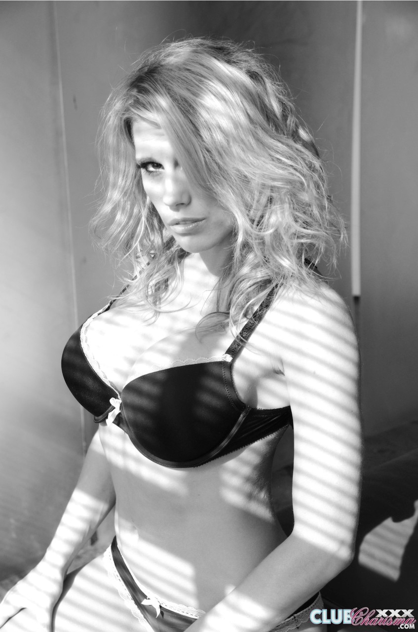 Hot blonde Charisma Cappelli showing her big tits & her meaty snatch in B&W zdjęcie porno #425586163