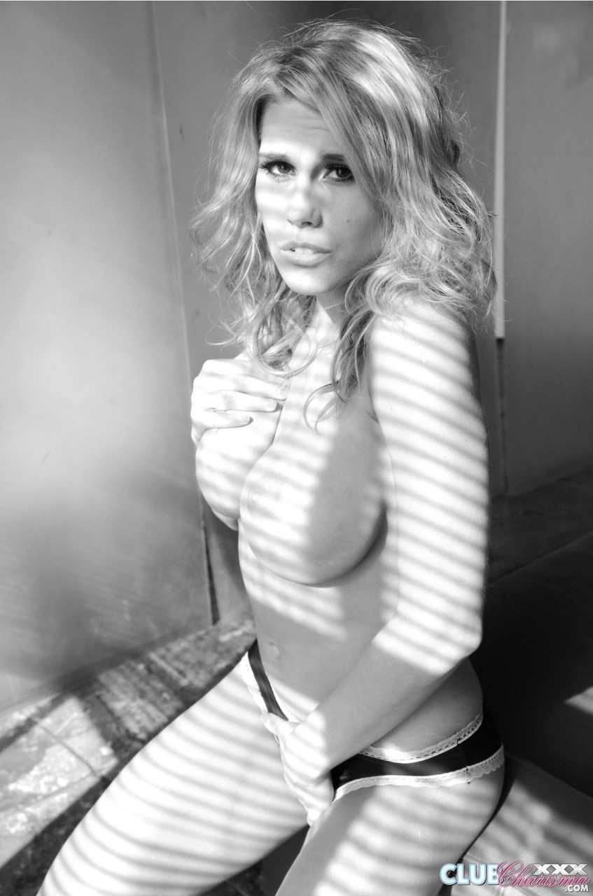 Hot blonde Charisma Cappelli showing her big tits & her meaty snatch in B&W ポルノ写真 #425586170
