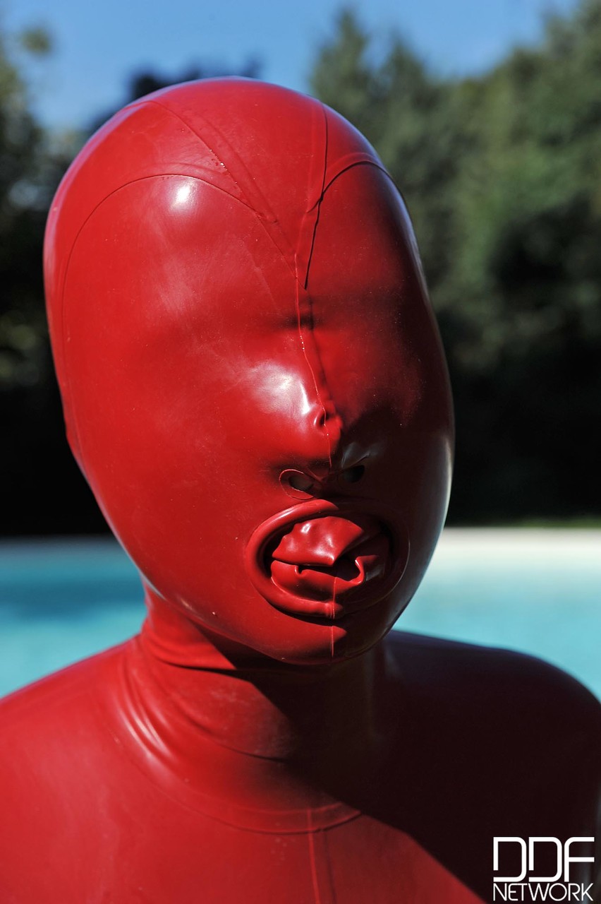 Kinky slut Sandy K poses & masturbates poolside fully covered by a latex suit foto porno #424875759