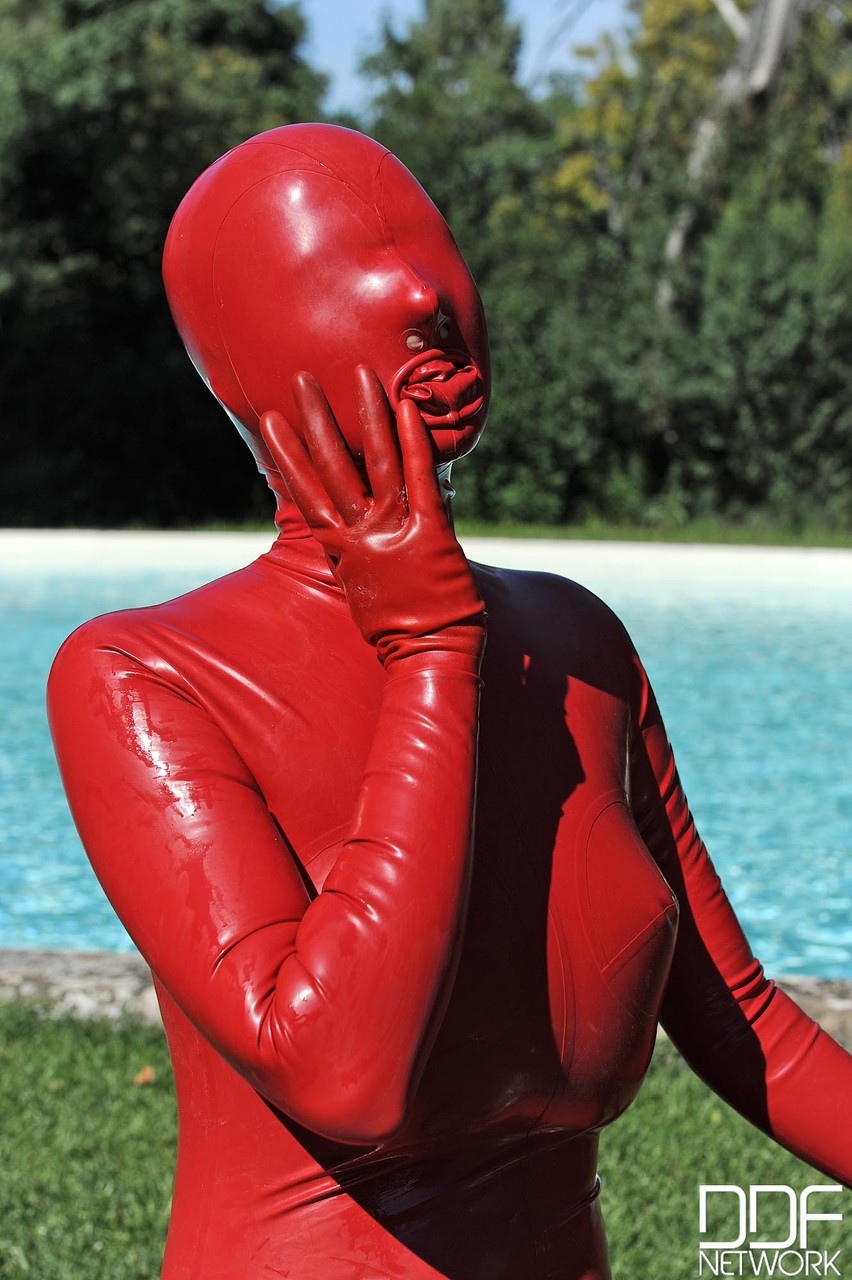 Kinky slut Sandy K poses & masturbates poolside fully covered by a latex suit foto porno #424875764
