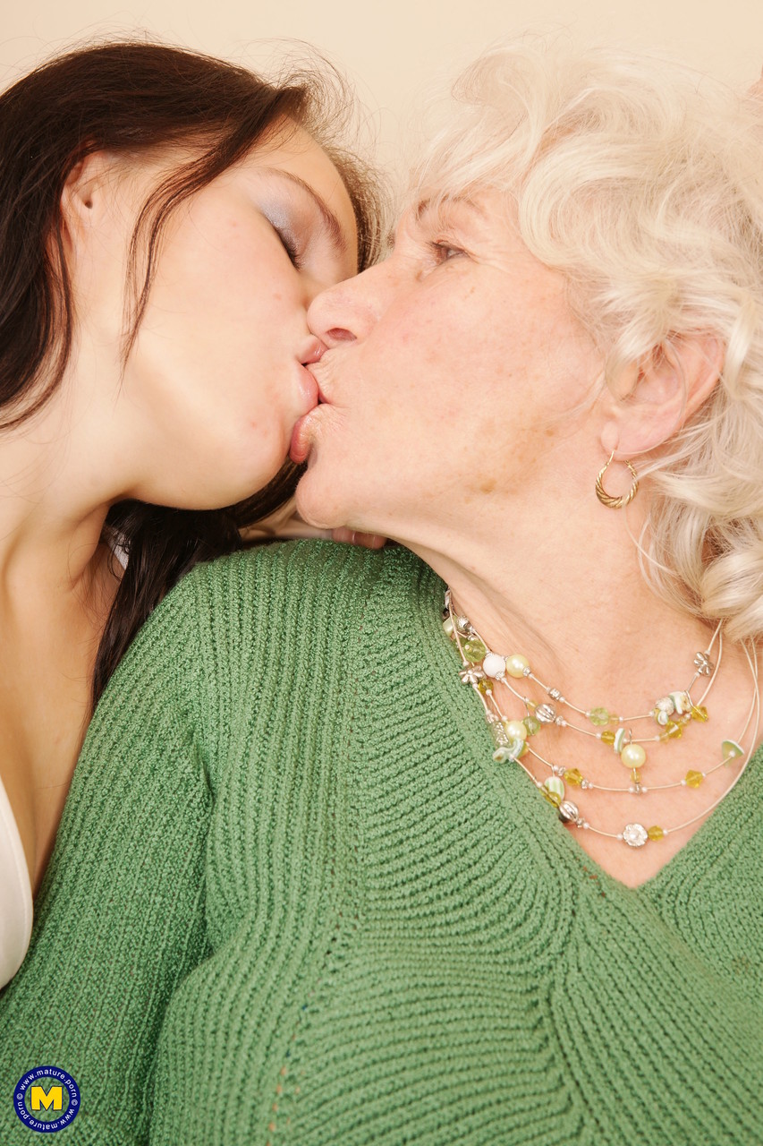 Busty granny receives oral pleasure from two sexy lesbian teens zdjęcie porno #423957537