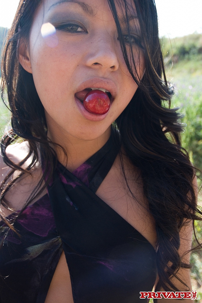 Alluring Asian pornstar Lady Mai gets her butthole stuffed before tasting cum Porno-Foto #424653915