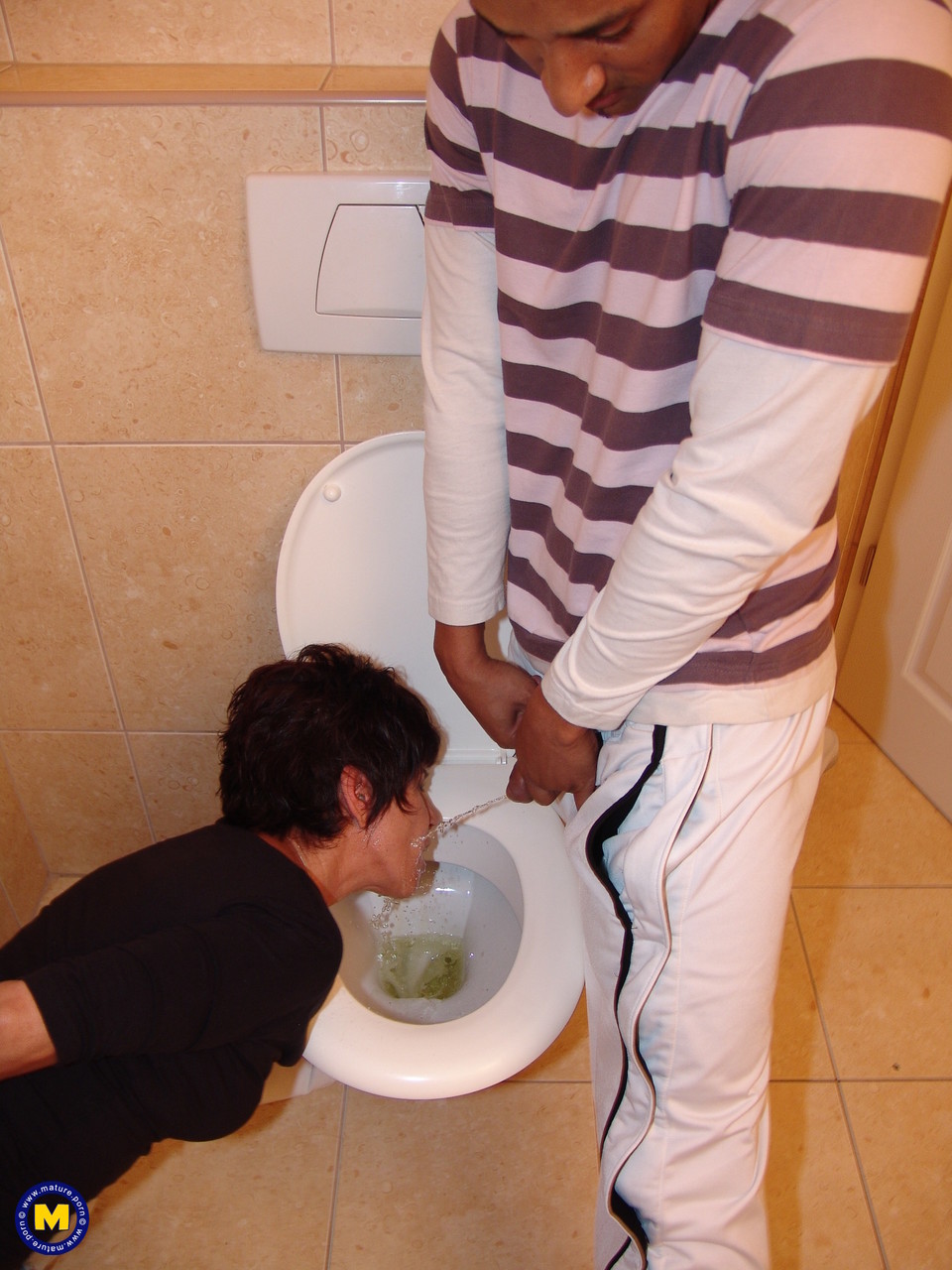 Kinky housewife Hansah drinks pee, blows & ass licks a stud in the toilet 色情照片 #422614252 | Mature NL Pics, Hansah, Tony Brooklyn, Pissing, 手机色情