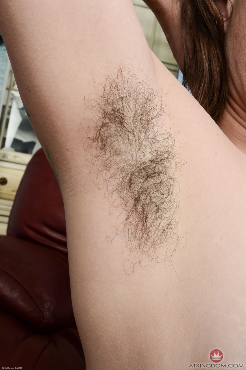 Mature vixen Elizabeth unveils her sexy tattooed body, hairy vagina & armpits porno foto #423998431