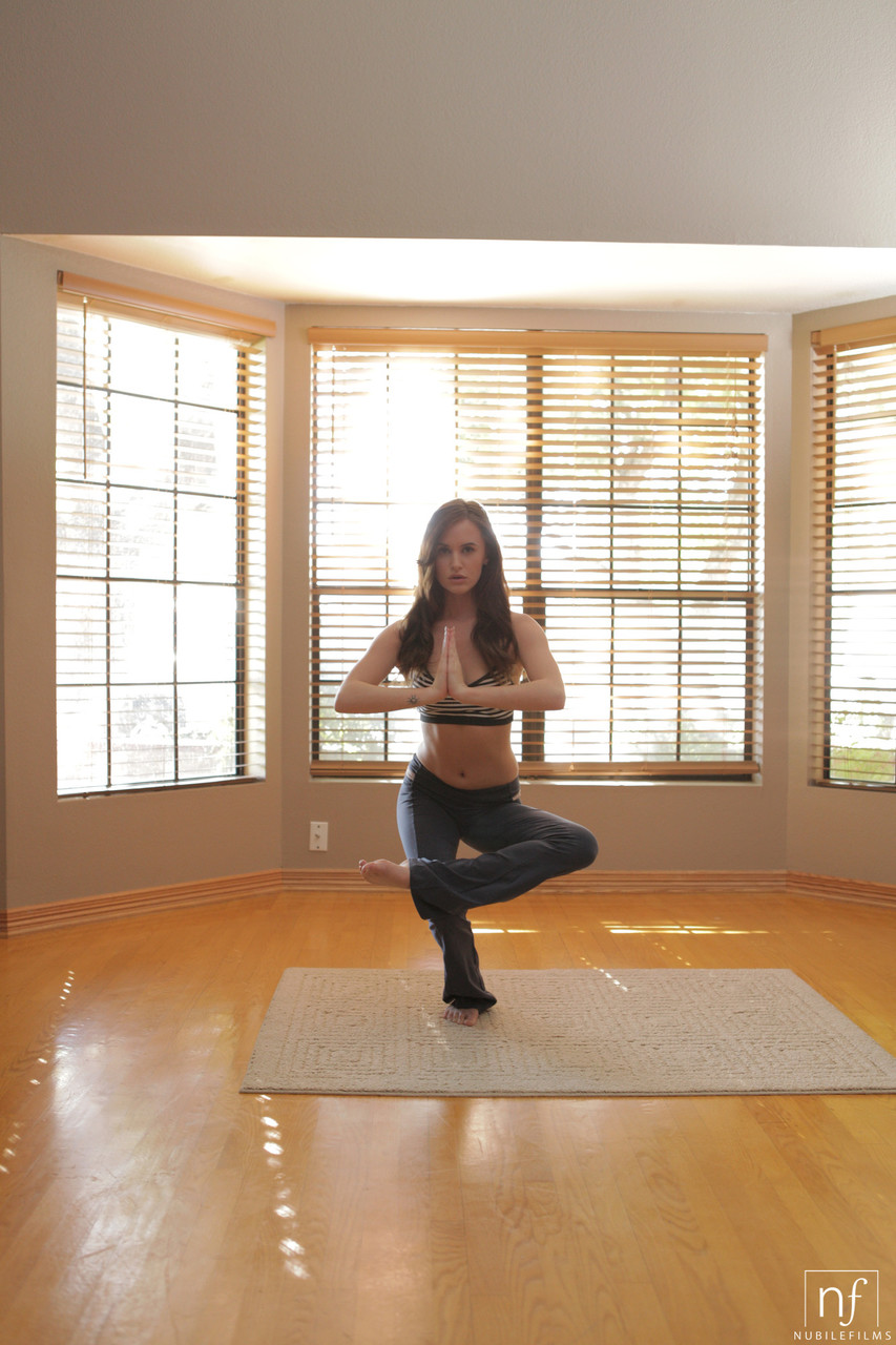 Flexible American Jayden Taylors Strips Masturbates During Her Yoga Class
