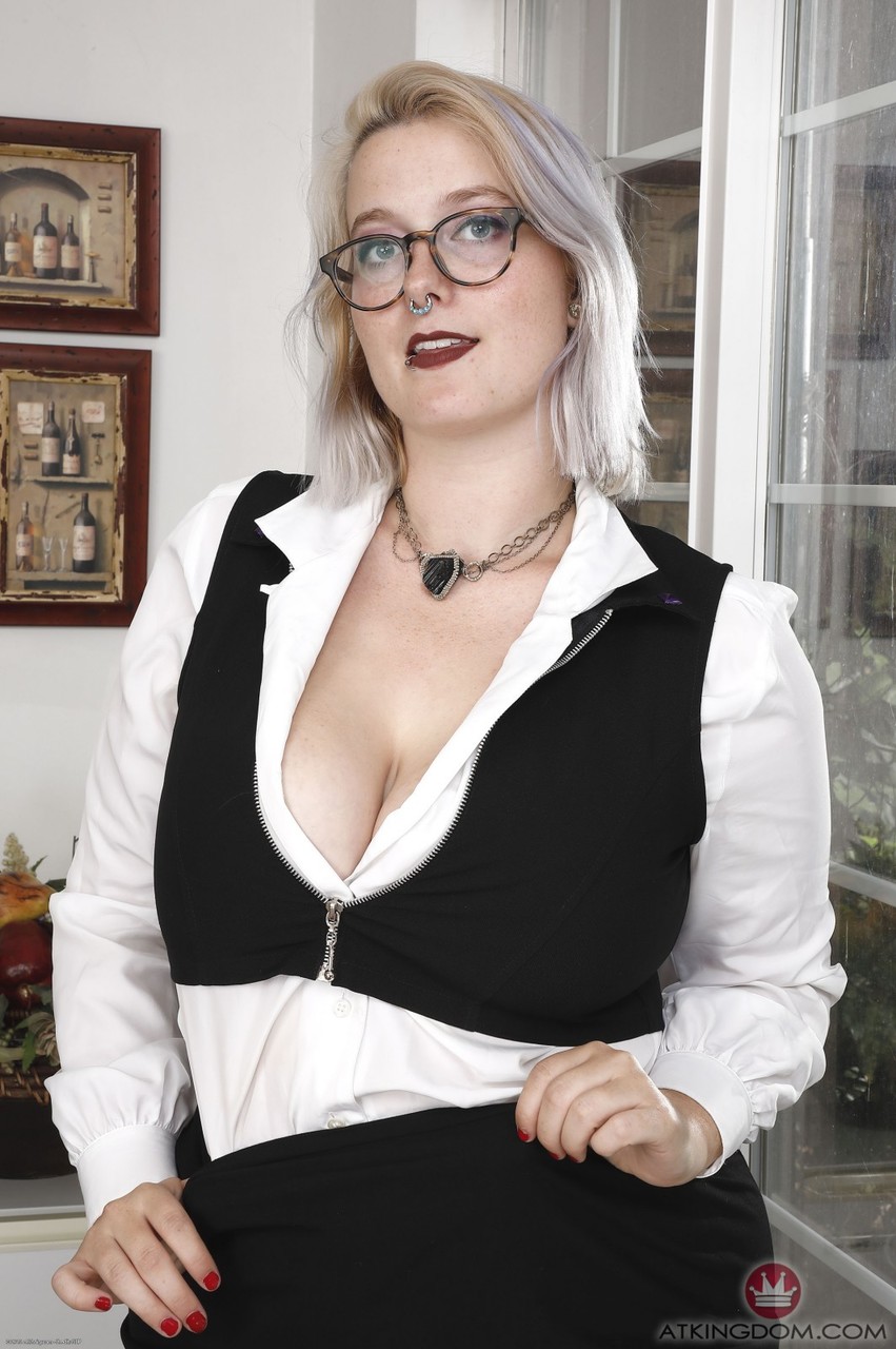 Chubby nerdy blonde Nyx Night displays her curves and hairy vagina porn photo #424800632