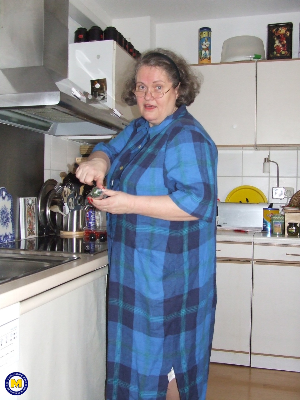 Fat mature housewife Birgid masturbates with a cucumber in the kitchen porno foto #423883217