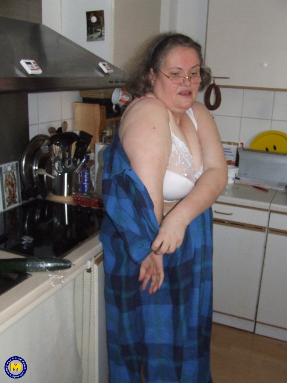 Fat mature housewife Birgid masturbates with a cucumber in the kitchen Porno-Foto #423883218