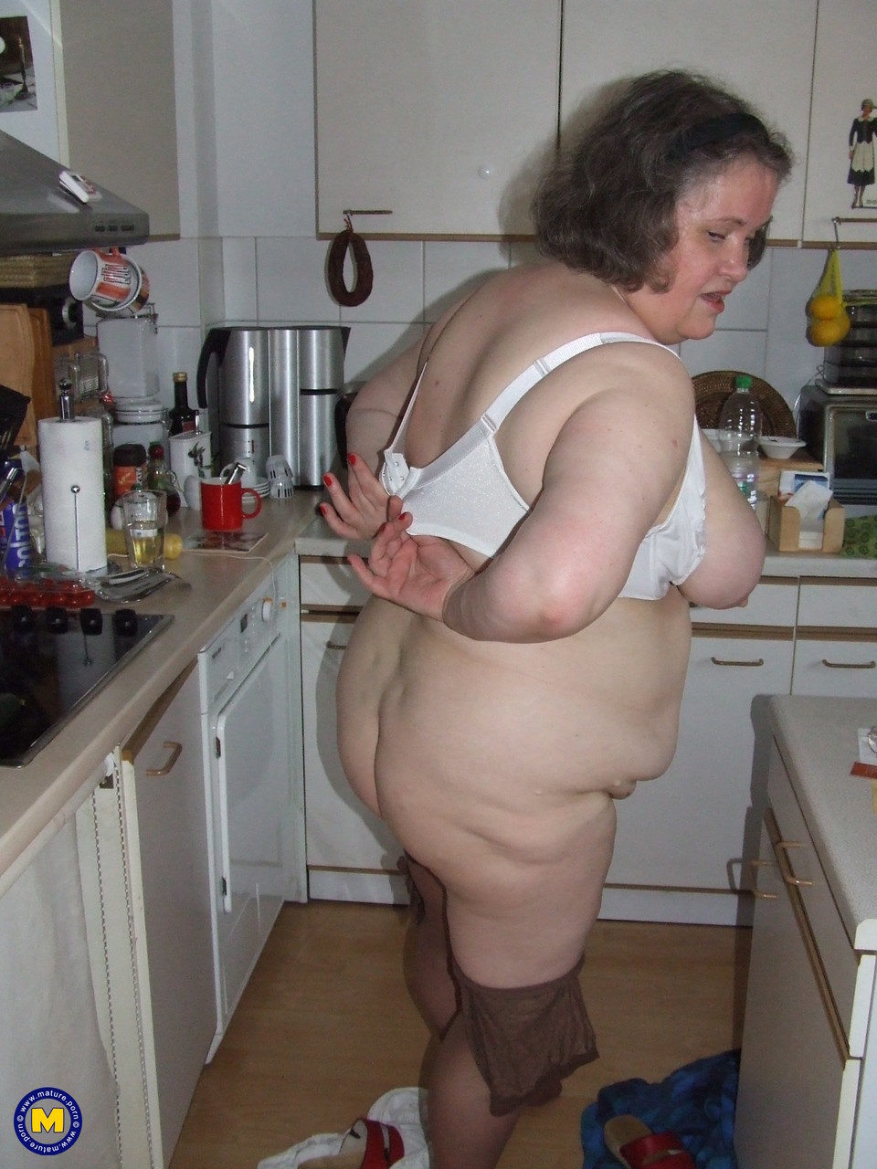 Fat mature housewife Birgid masturbates with a cucumber in the kitchen porno foto #423883232
