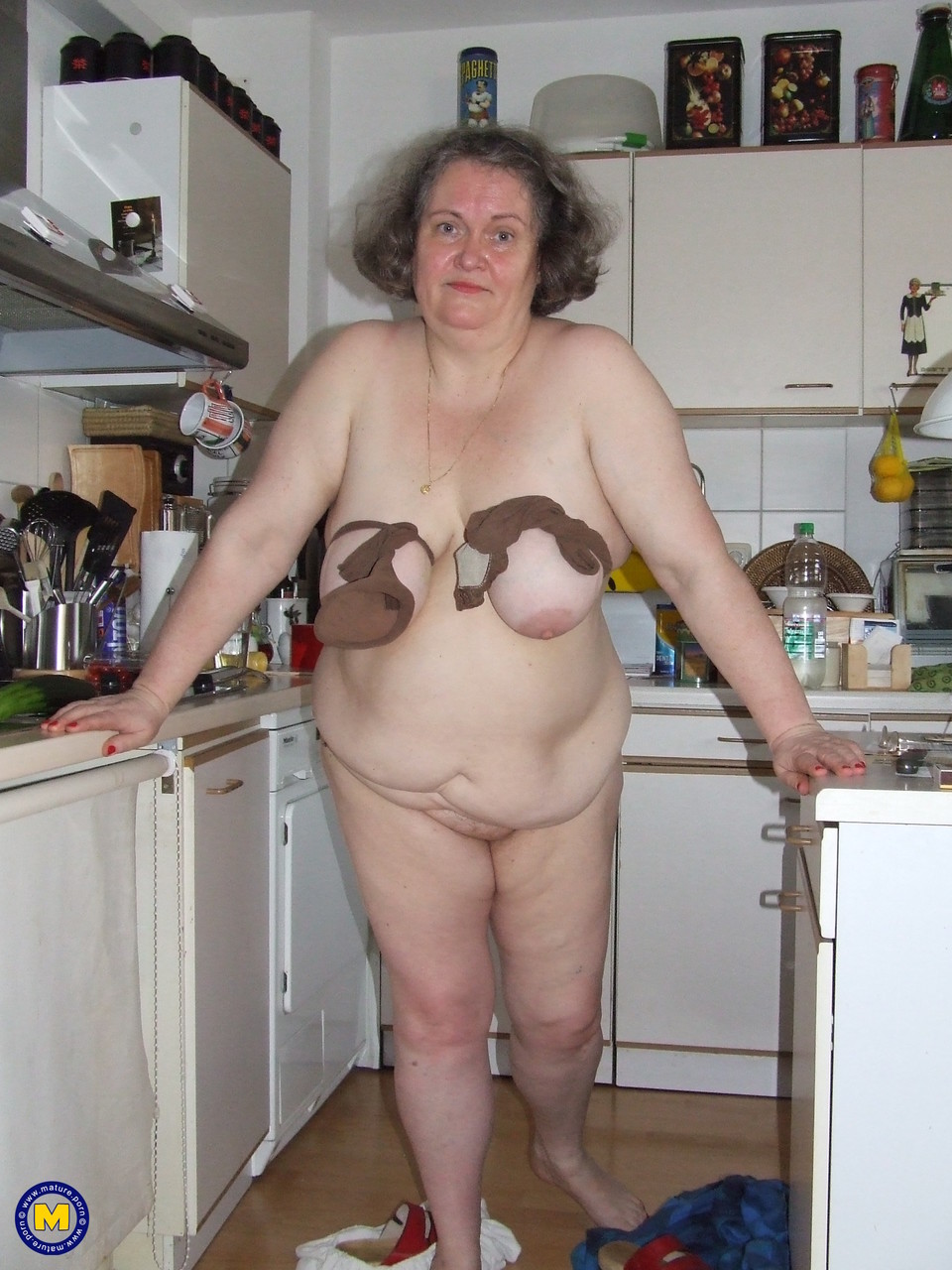 Fat mature housewife Birgid masturbates with a cucumber in the kitchen foto porno #423883243