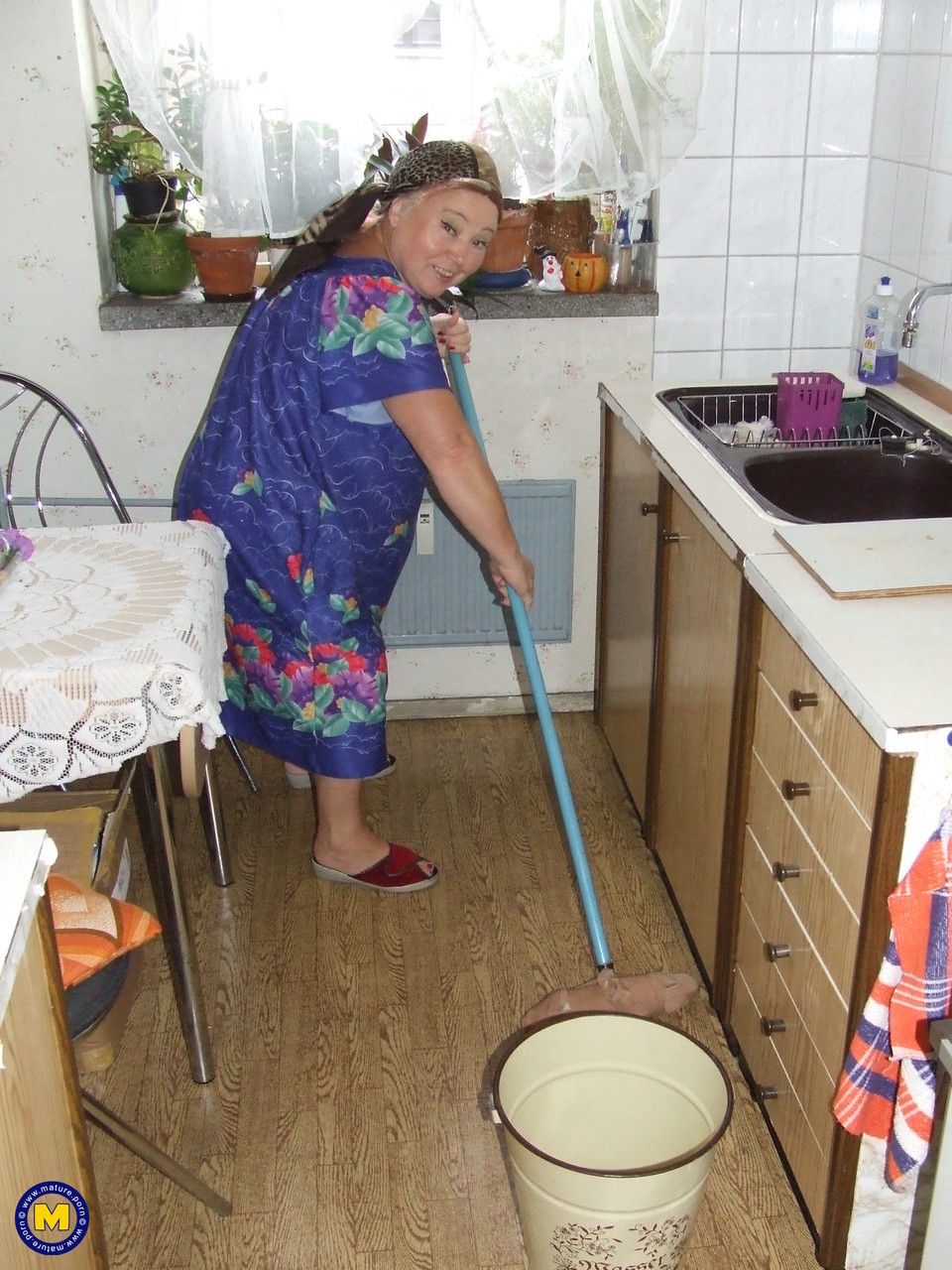 Fat granny Regina strips her clothes and poses while cleaning the kitchen foto porno #425872085