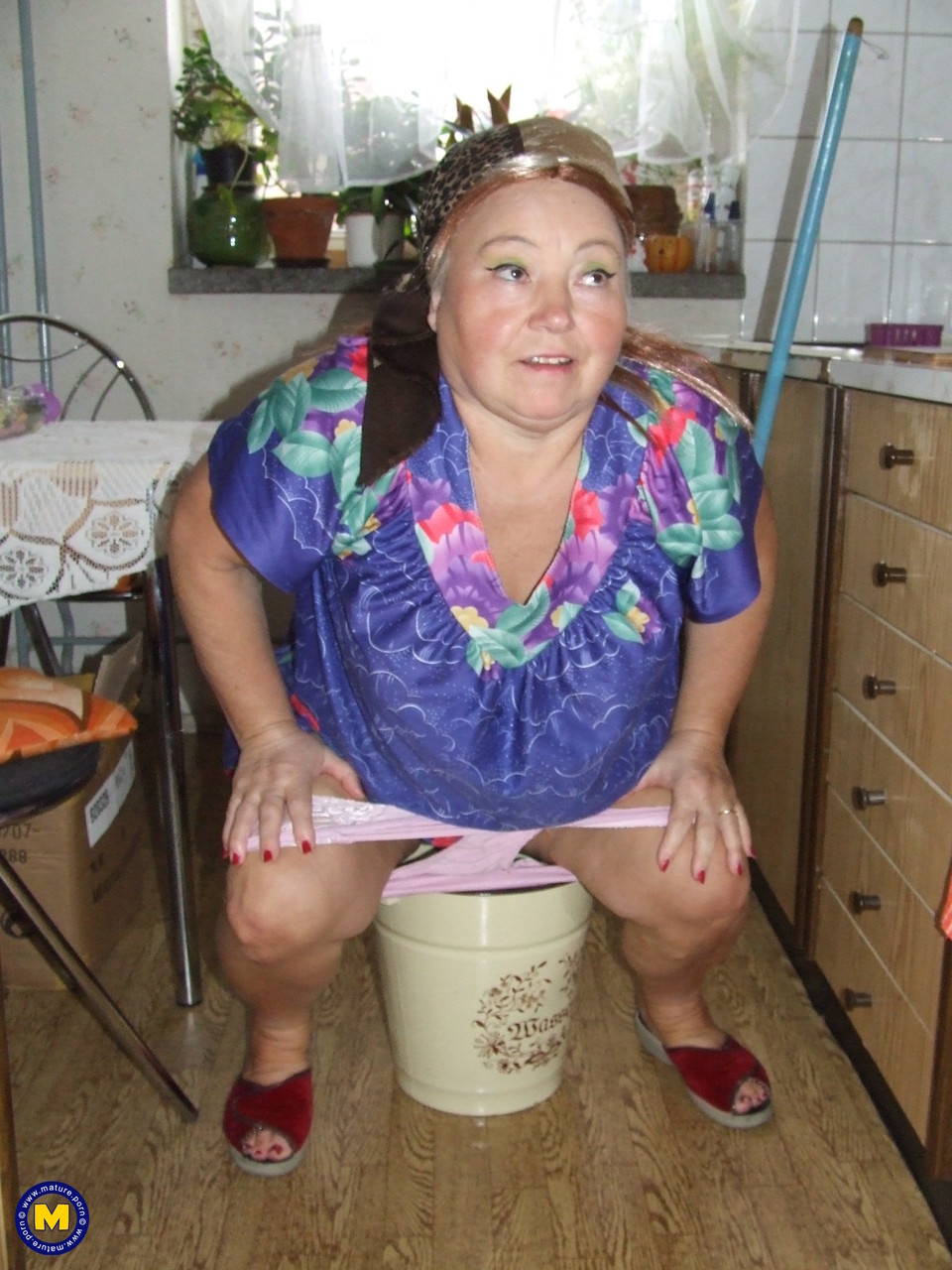 Fat granny Regina strips her clothes and poses while cleaning the kitchen foto porno #425872093