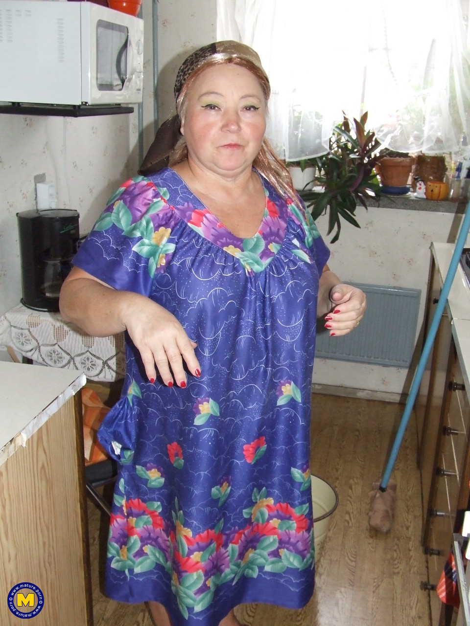 Fat granny Regina strips her clothes and poses while cleaning the kitchen porn photo #425872105