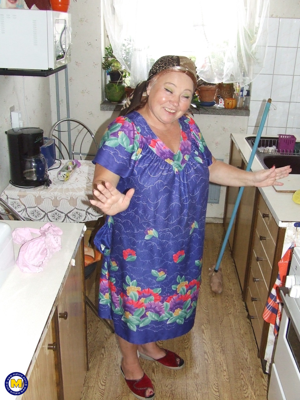Fat granny Regina strips her clothes and poses while cleaning the kitchen 色情照片 #425872107