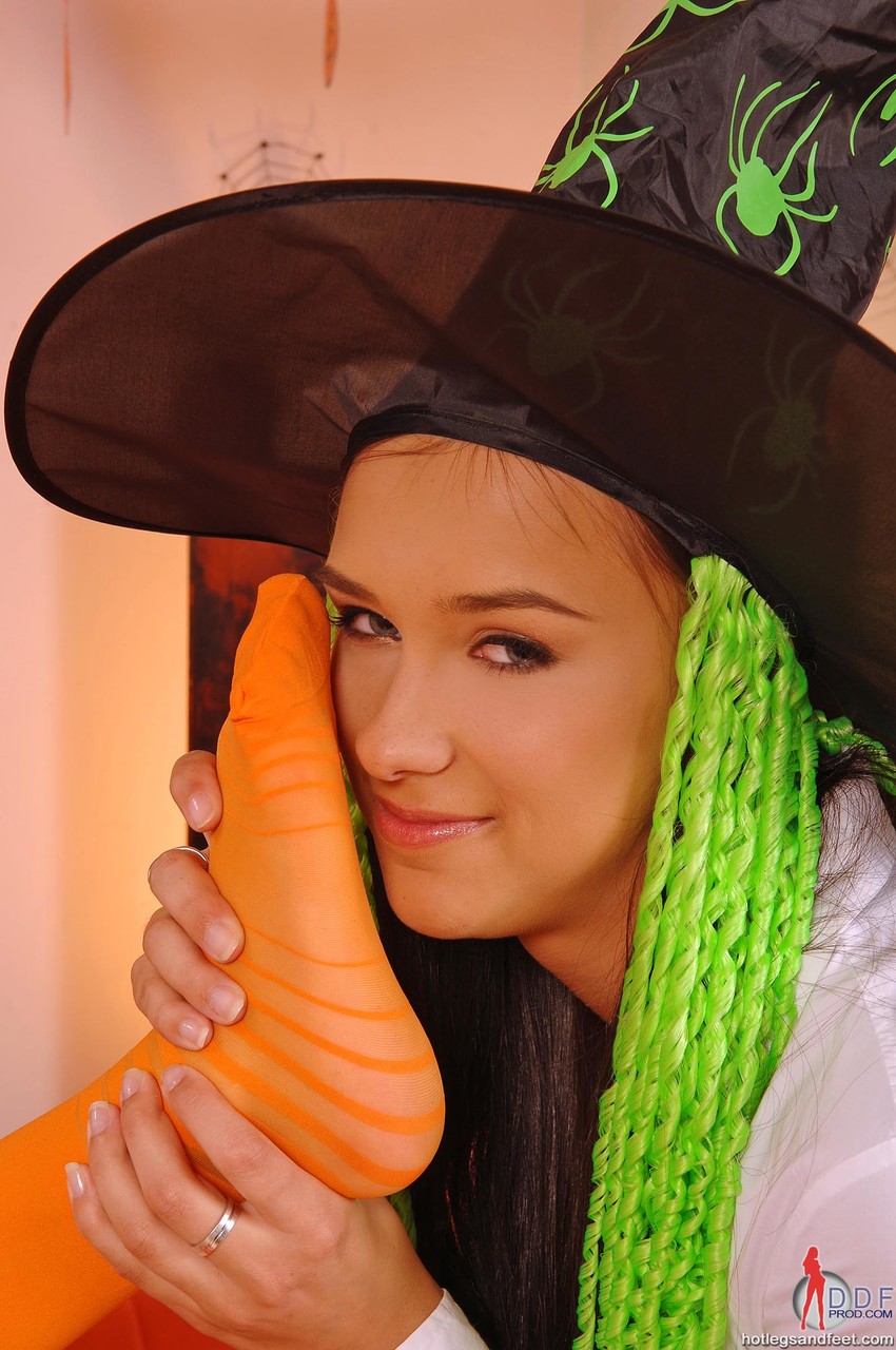 Teens Victoria Sweet & Jessica Rox lick each other's feet & cunts on Halloween porno foto #427578038