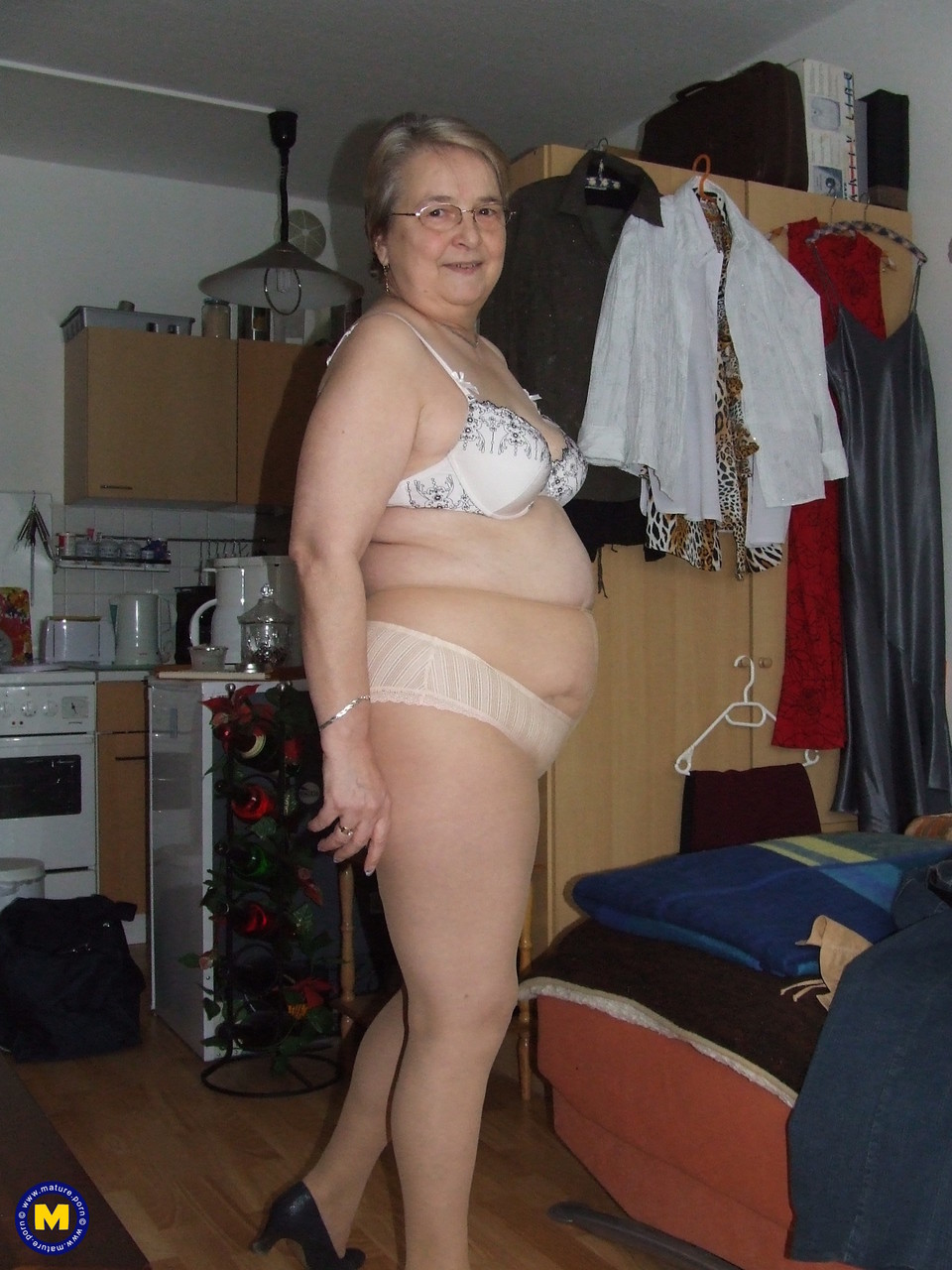 Fat European granny Sybille stripping off her clothes and skin tone tights foto pornográfica #423867230