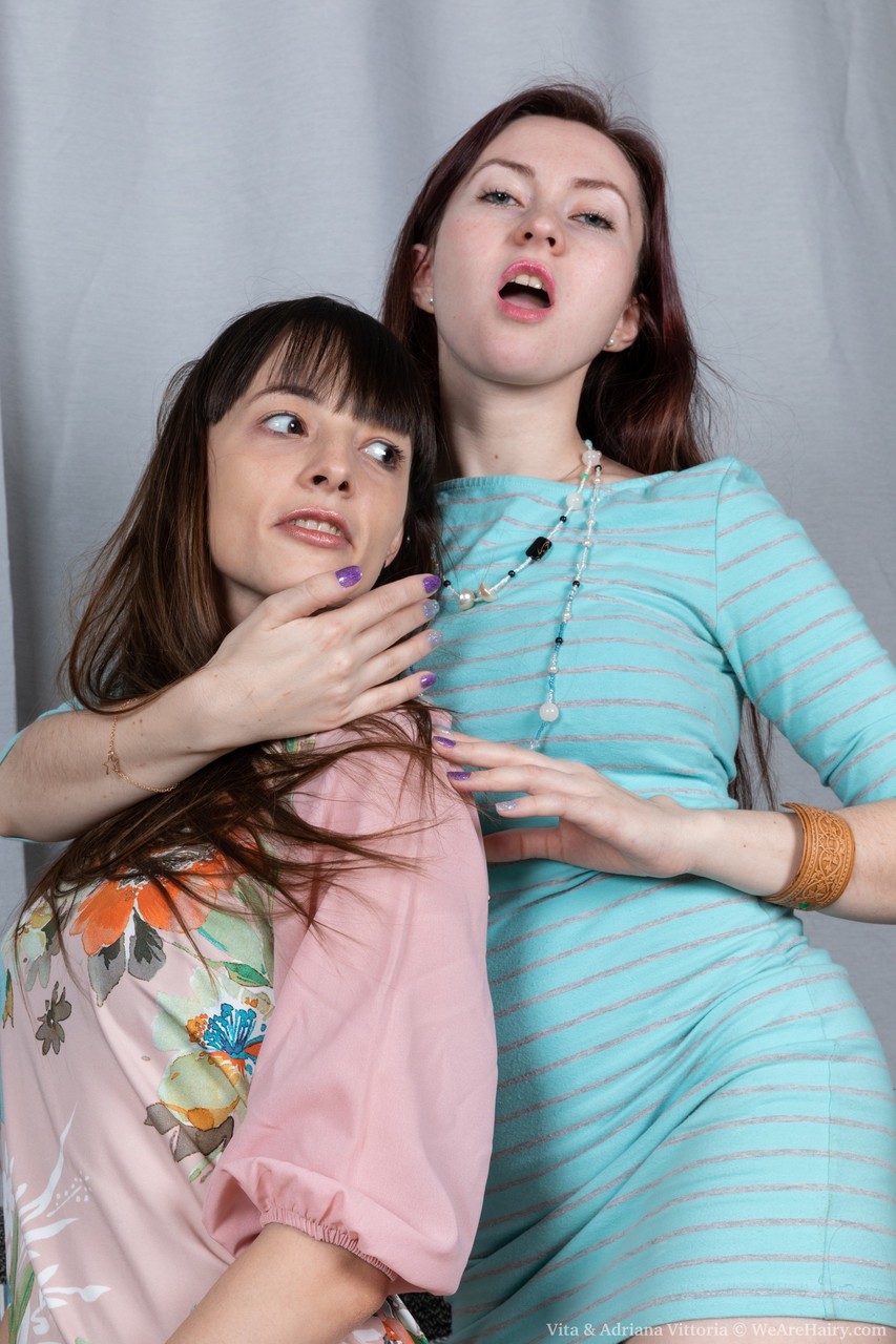 Frisky brunettes Adriana Vittoria & Vita eat each other's hairy pussies Porno-Foto #425578611