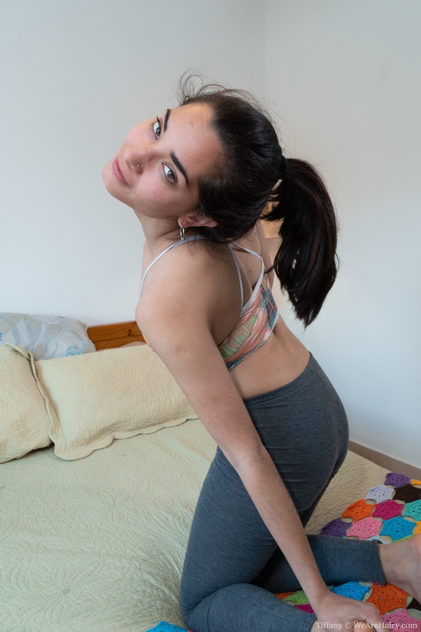 Amateur beauty Tiffany losing her gym tights & rubbing her super hairy crotch zdjęcie porno #424627130