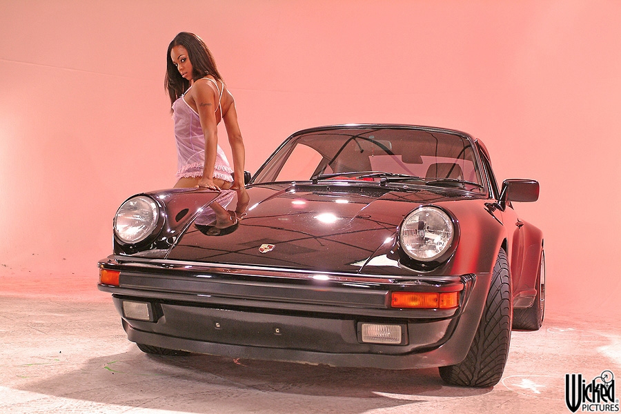 Ebony MILF Marie Luv strips off her purple lingerie and poses in the Porsche 色情照片 #427195084